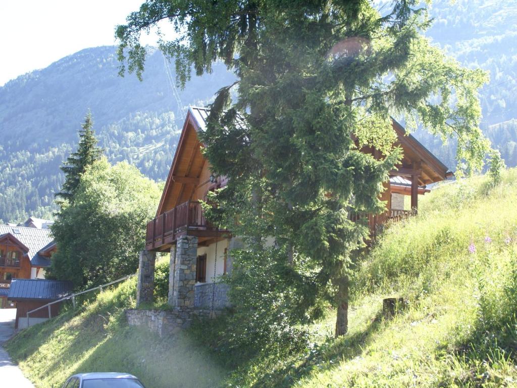 OzMountain Chalet in Oz en Oisans with Lovely Views over Lake的山边的树屋