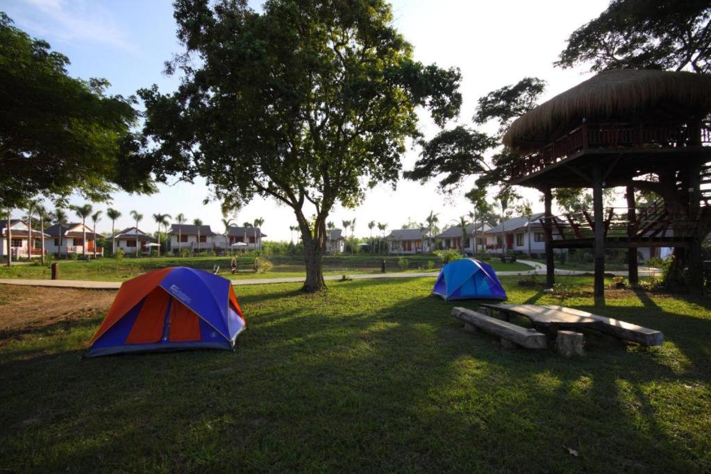 北榄坡莱伦普（农场和露营）假日公园的公园草地上的两个帐篷