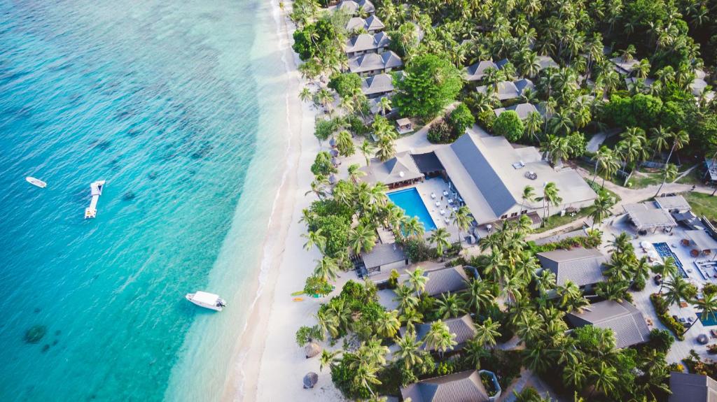 Naukacuvu Island天堂湾度假酒店的享有海滩和海洋的空中景致