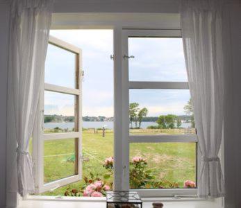 Thurø ByGrastenhus Guesthouse的享有花田景致的窗户