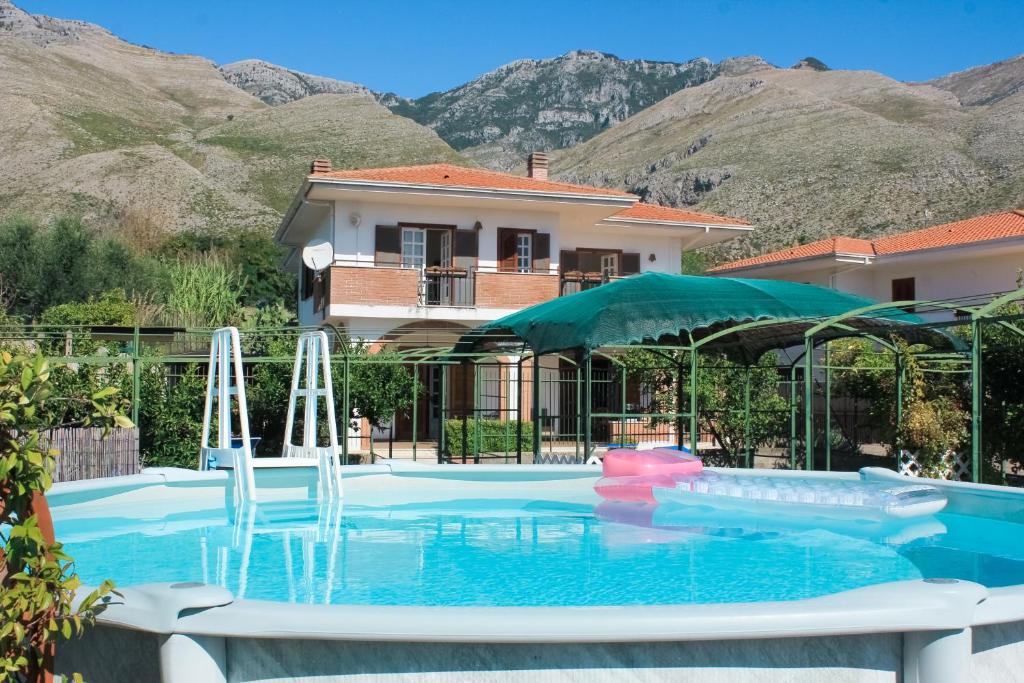 福尔米亚La Villa dei Limoni - Villa Panoramic with Pool的一座山房前的游泳池