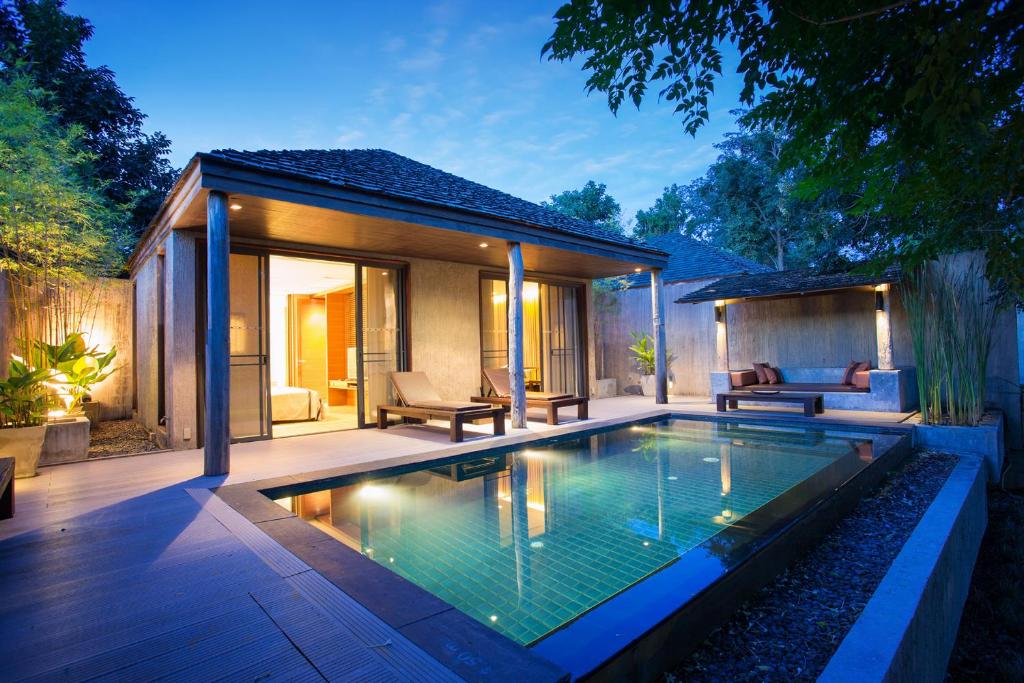 慕斯MUTHI MAYA Forest Pool Villa Resort - SHA Plus Certified的一座房子后院的游泳池