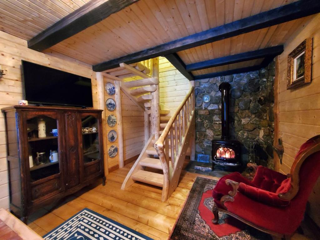 KicheraНа Галіції的小木屋内的一个房间,设有楼梯和一个壁炉