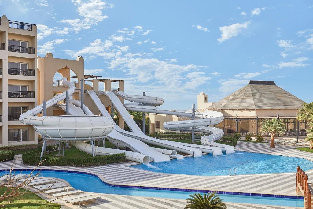 赫尔格达施泰根贝格尔水盈魔幻红海酒店的度假村游泳池的水滑梯