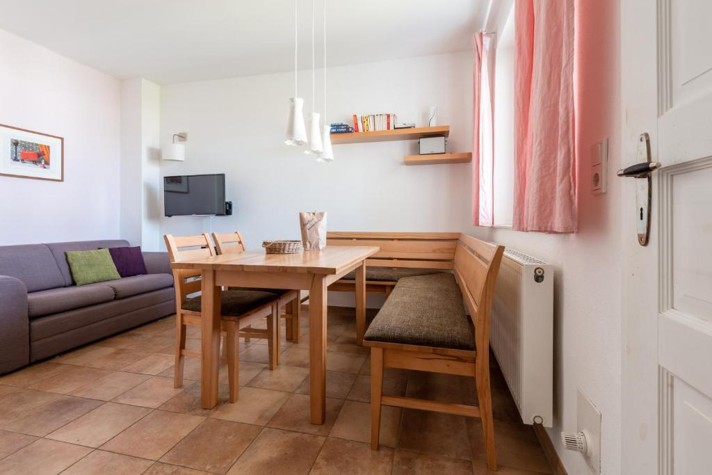 格拉尔-米里茨Ferienwohnung HIMBEERE mit großem Garten的客厅配有桌椅和沙发