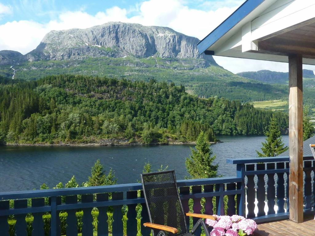 BygstadFour-Bedroom Holiday home in Bygstad 1的享有湖泊和山脉美景的阳台。
