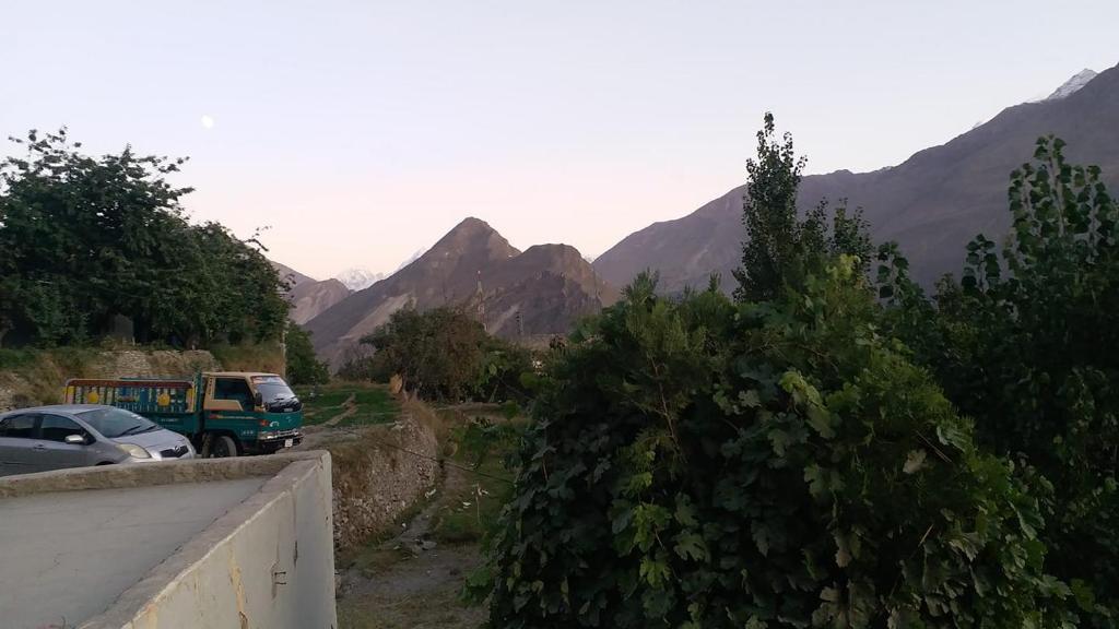 BaltitIbadat Shah Lodges的停在山路后面的汽车