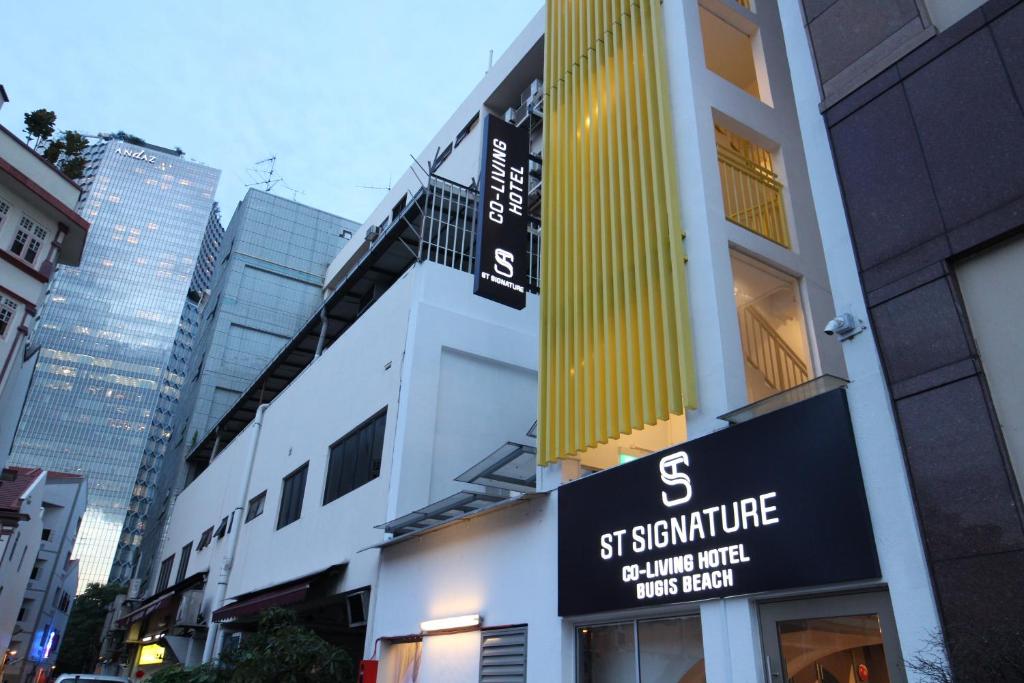 新加坡ST Signature Bugis Beach, DAYUSE, 5 Hours, 4PM-9PM的建筑的侧面有标志