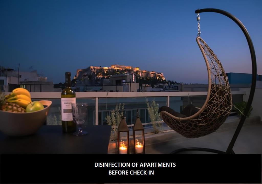 雅典雅典城中心公寓的阳台上的桌子上放着一篮水果