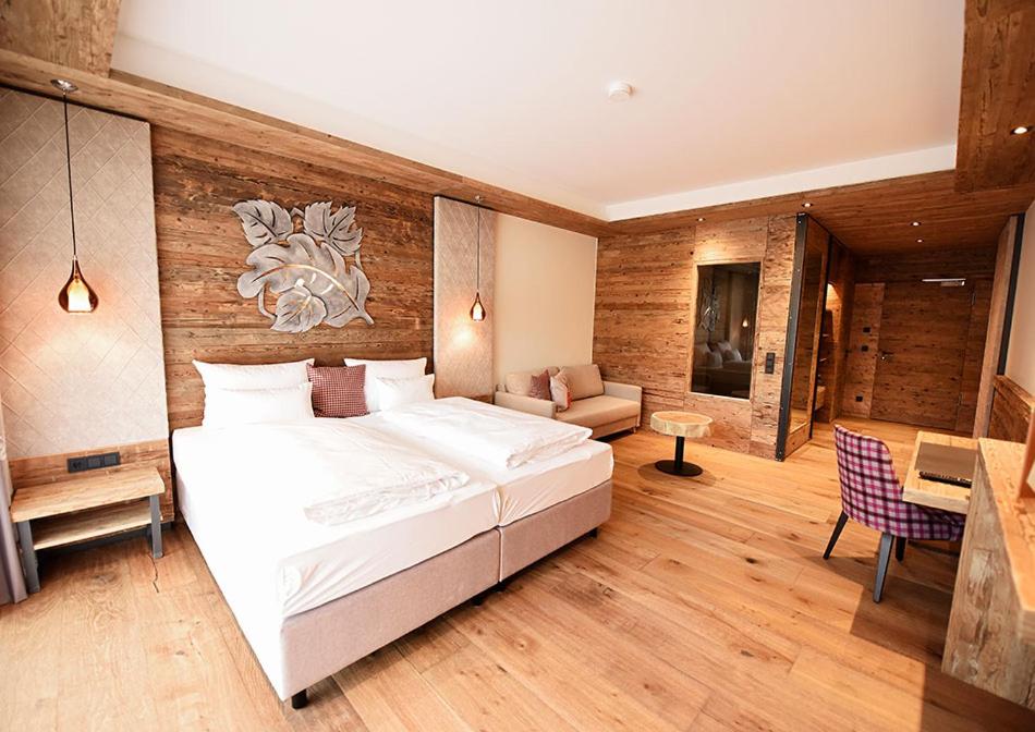 魏贝尔斯布伦Spessart-Lodge的一间带大床的卧室和一间客厅