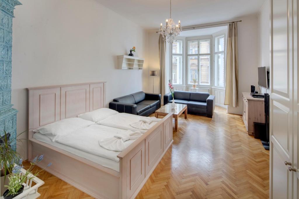 布拉格Kaprova 5 - Old Town Apartments的一间卧室配有一张床和一张沙发,还设有一间客厅