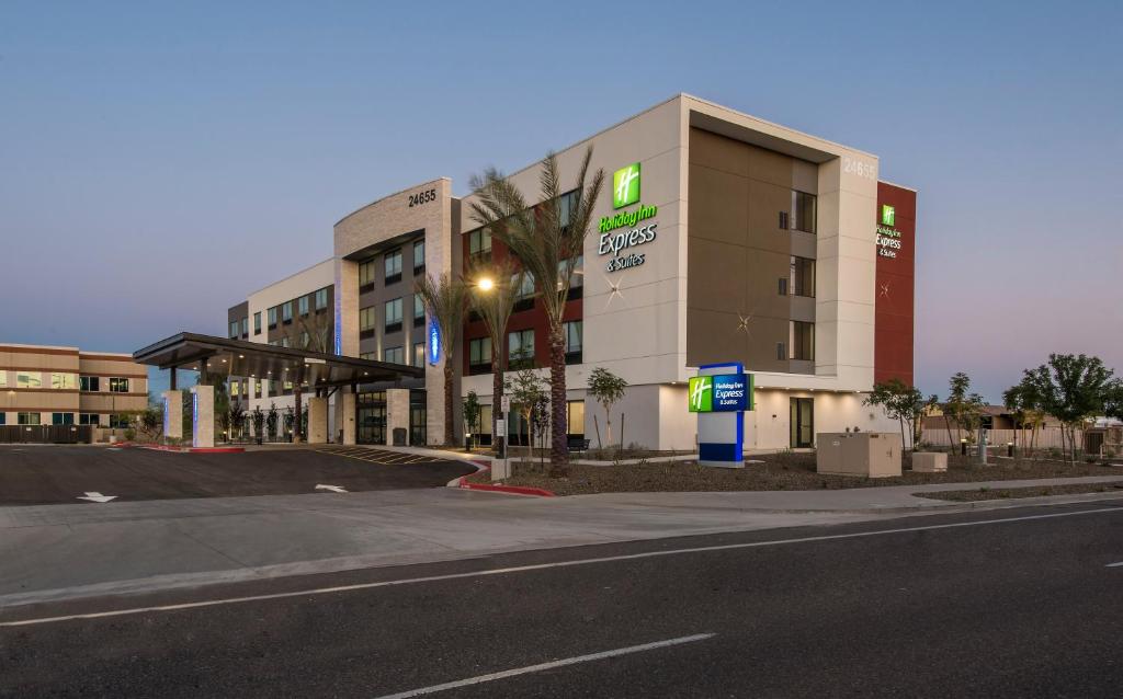 凤凰城Holiday Inn Express & Suites - Phoenix North - Happy Valley, an IHG Hotel的街道旁的一座建筑,设有加油站