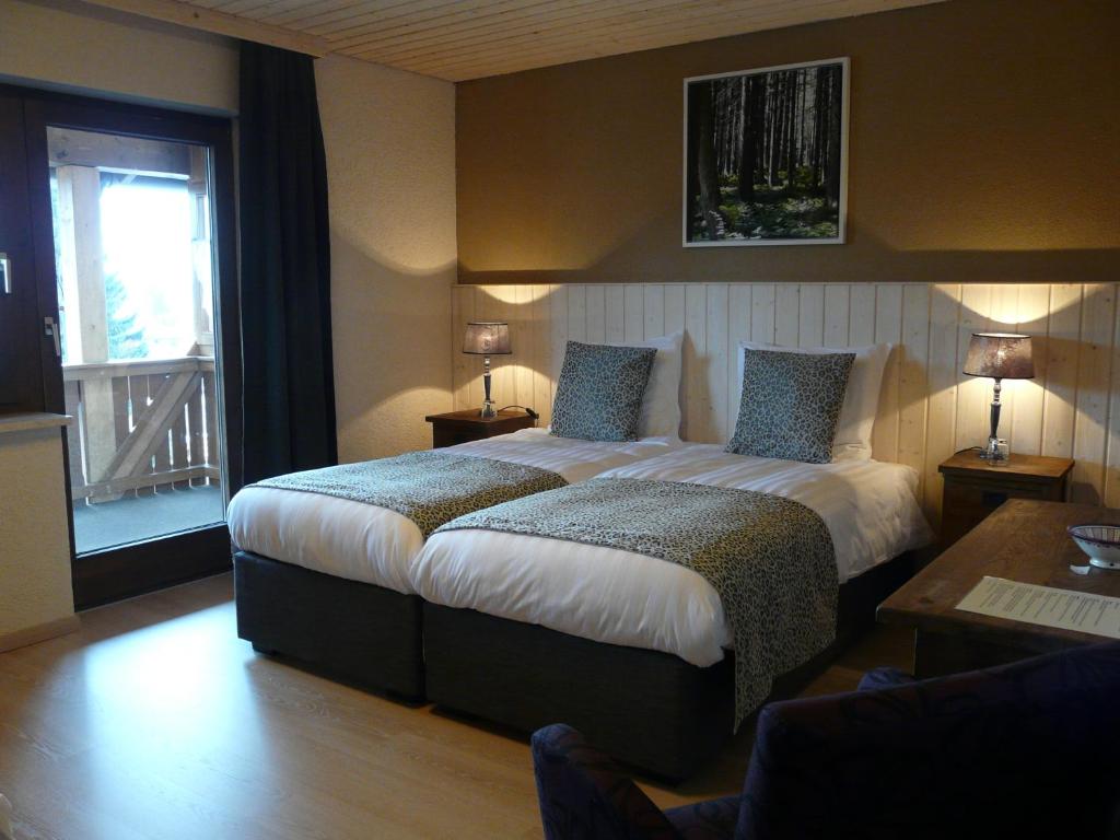 博登迈斯兰德斯迈内奥斯泽特旅馆的一间设有大床和窗户的酒店客房