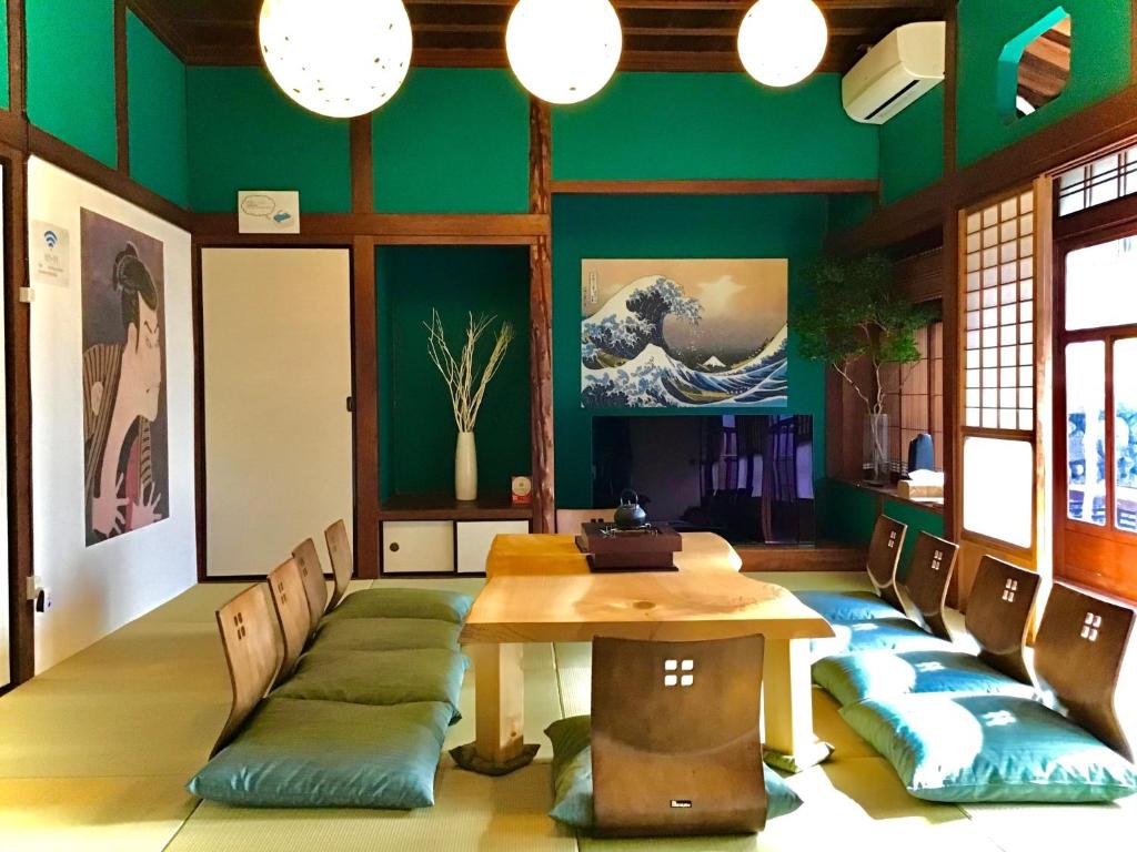 别府HACDAI / Vacation STAY 55047的一间拥有绿色墙壁和桌椅的用餐室
