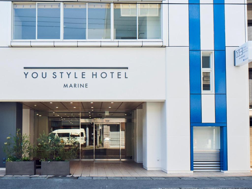 鹿儿岛You Style Hotel MARINE的享有约克郡酒店建筑的景致