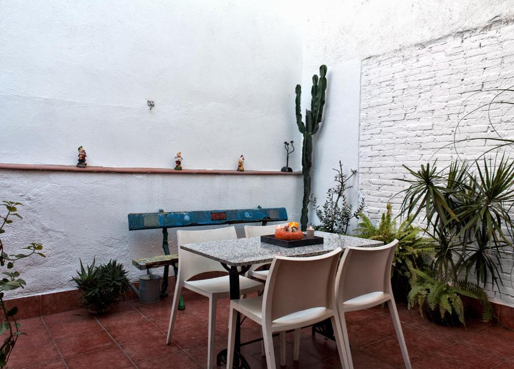 巴塞罗那蓝色度假屋的庭院配有桌椅和桌椅