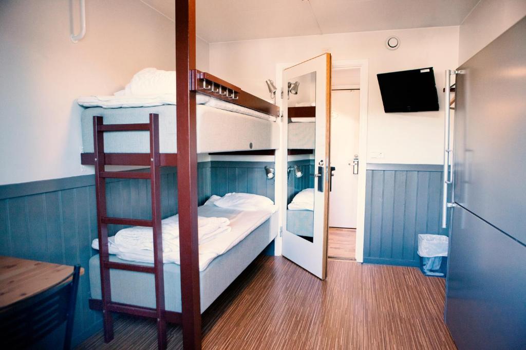 哥德堡Lisebergsbyns Vandrarhem的双层床间 - 带两张双层床和镜子