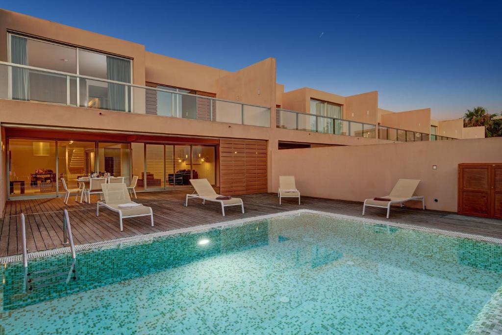 阿尔布费拉Salgados Beach Villas的一座带游泳池和房子的别墅