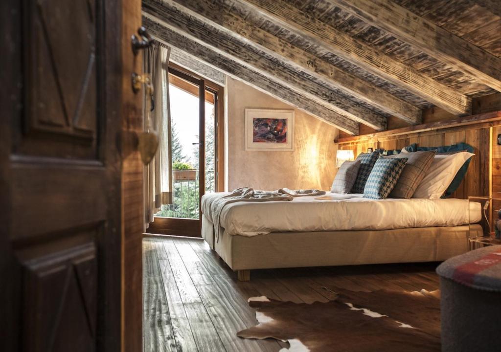 奥斯塔Le Parfum du Sel的一间卧室设有一张床和一个大窗户