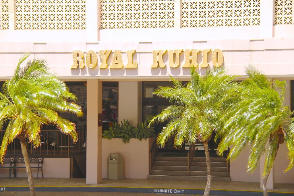檀香山Royal Kuhio Resort的前面有棕榈树的酒店