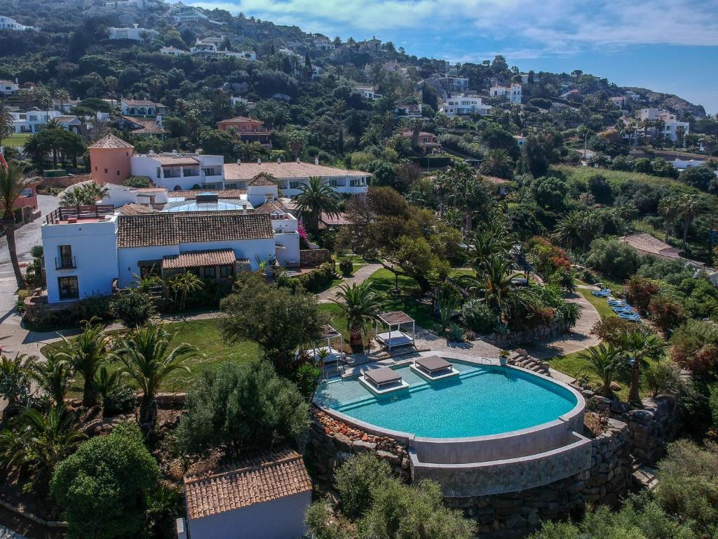 萨阿拉德洛斯阿图内斯El Cortijo de Zahara by QHotels的享有带游泳池的别墅的空中景致