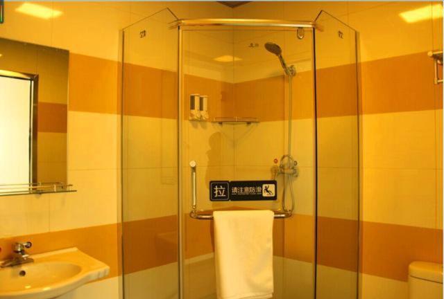 巴中7天酒店·巴中国际商贸城店的一间带玻璃淋浴和水槽的浴室