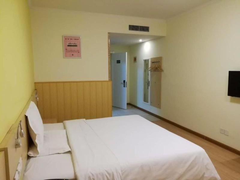 天津7天酒店·天津中山路北站店的卧室配有一张白色大床和电视。
