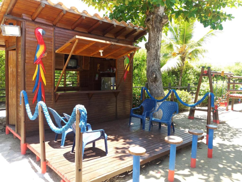 科韦尼亚斯Cabanas Recreaciones的一个带椅子的游乐场和游乐室