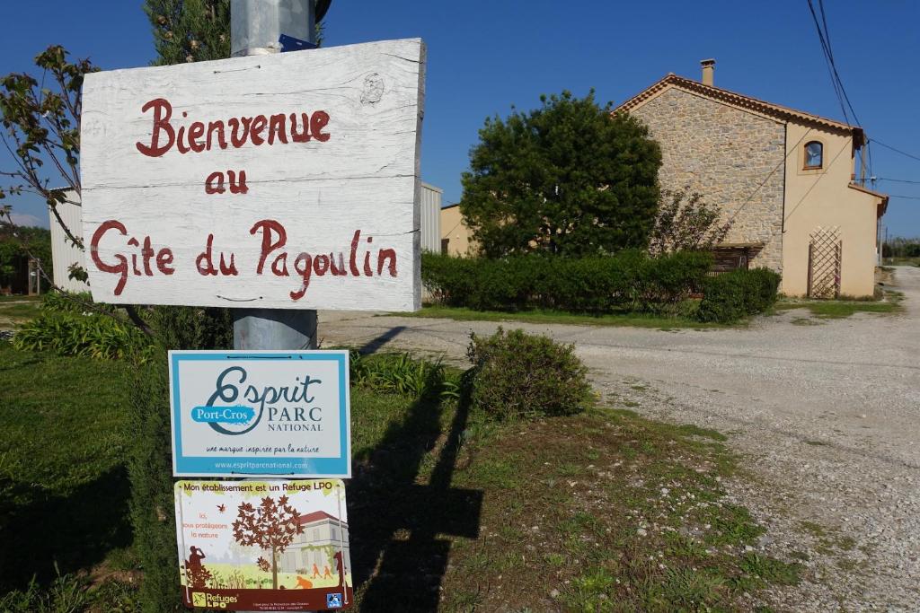 耶尔Gîte du Pagoulin - Gîte的街道旁的柱子上的一个标志