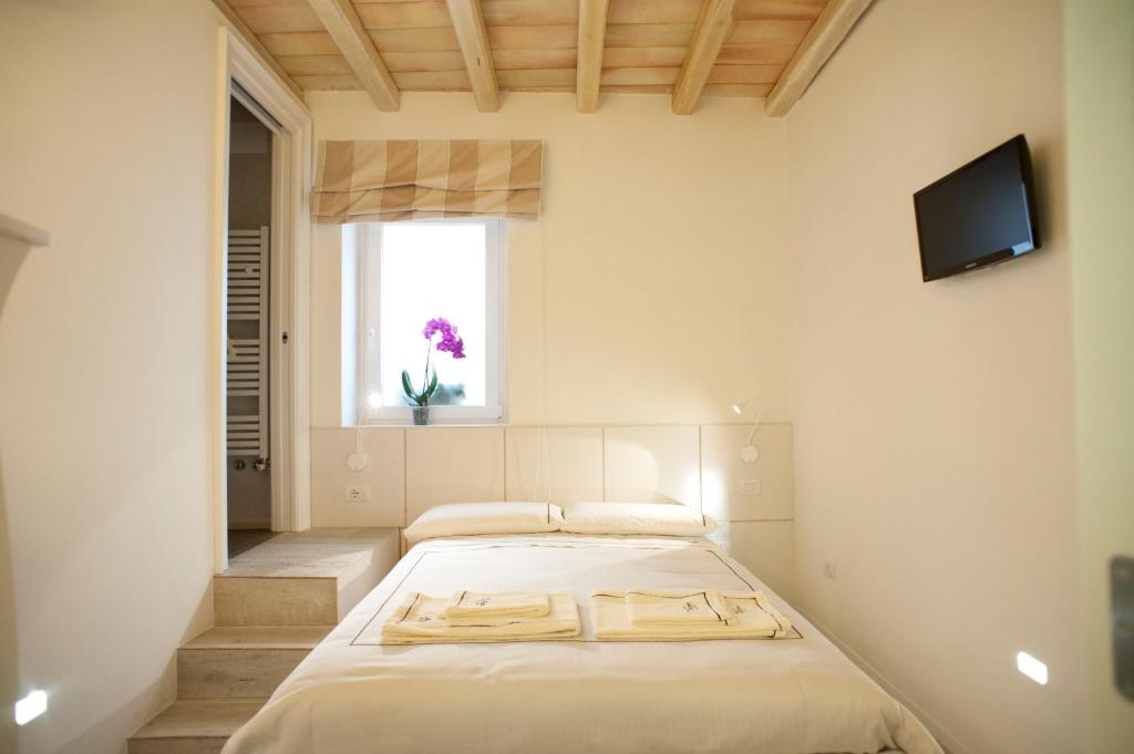 阿尔塔穆拉圣弗朗西斯科住宿加早餐旅馆的一间卧室设有两张床和窗户。