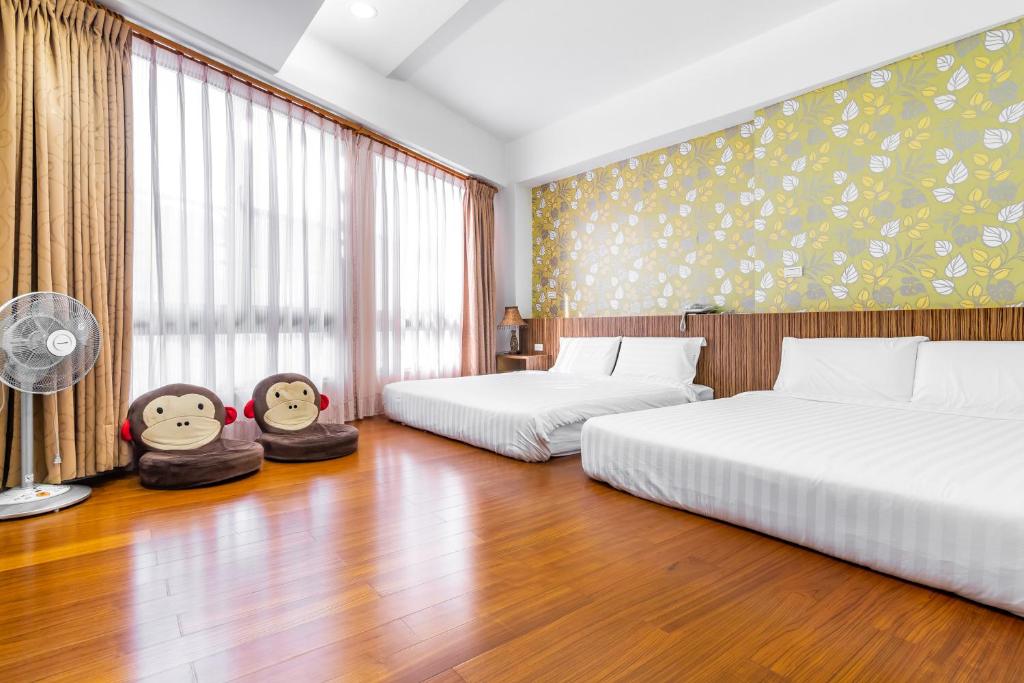 小琉球岛亮晶晶民宿的酒店客房配有两张床和风扇