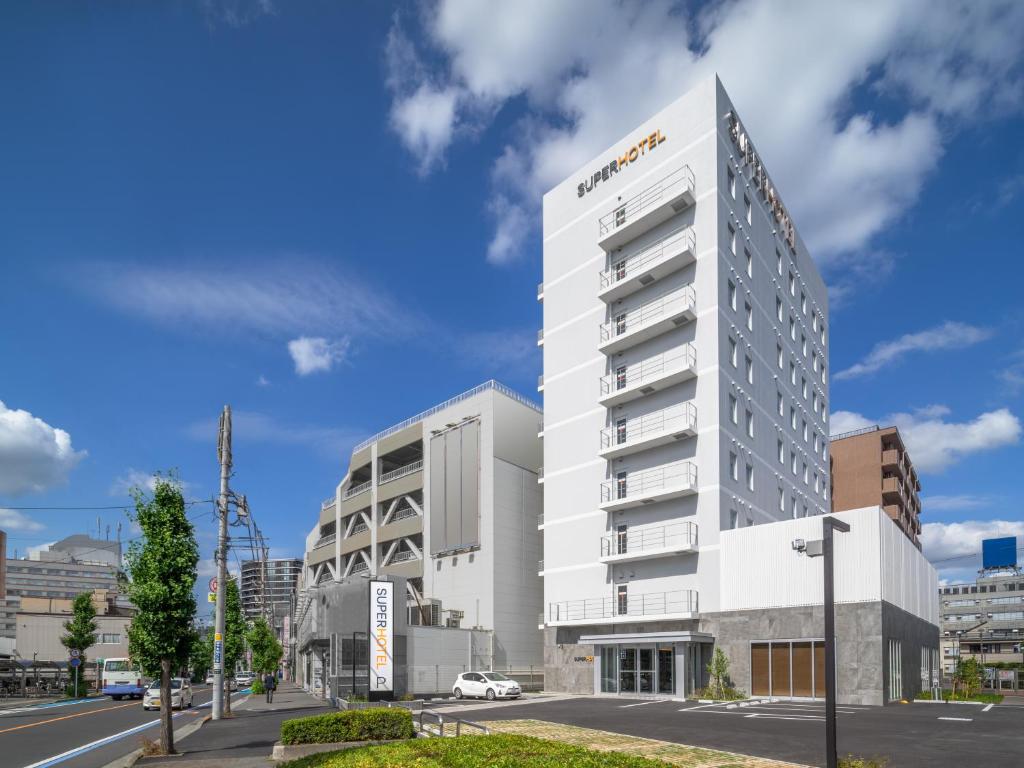 川越Super Hotel Saitama Kawagoe的酒店大楼的 ⁇ 染