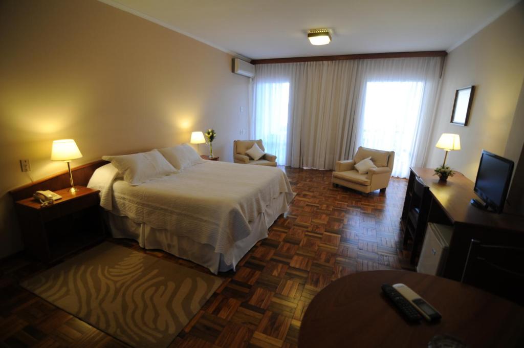 萨尔托罗兹塞德罗斯酒店的酒店客房,配有床和电视