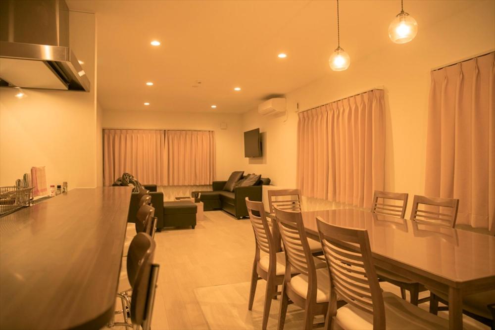 富良野SORA 2的厨房以及带桌椅的起居室。
