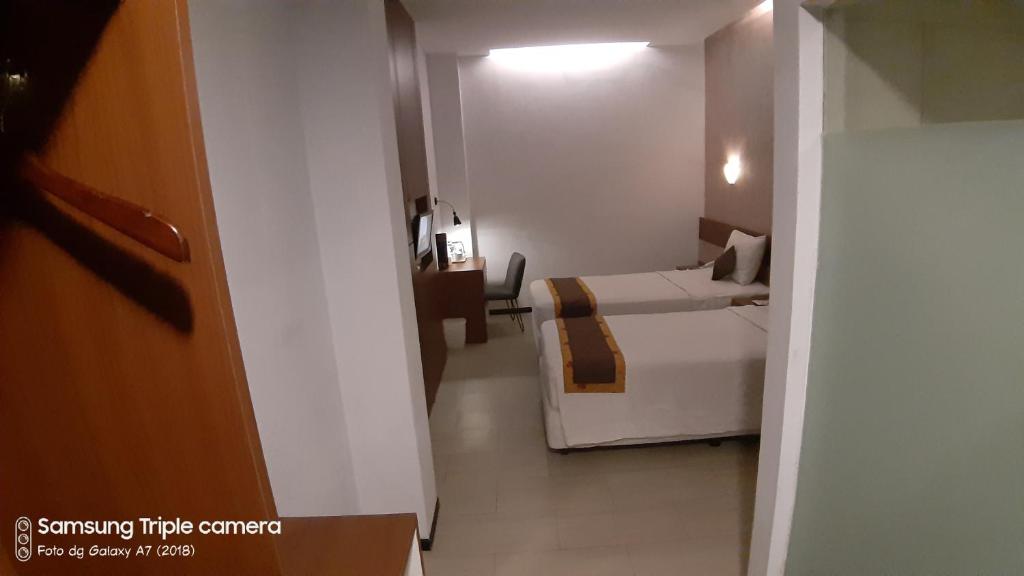 明古鲁省明古鲁艾科斯塔酒店的小房间设有一间卧室,卧室内配有一张床
