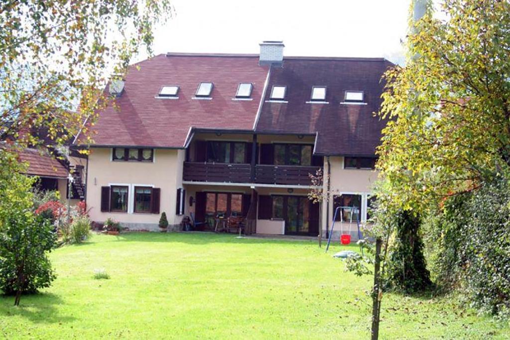 莫济列Apartments Lovšin的前面有大院子的大房子