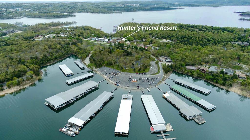布兰森Hunter's Friend Resort Near Table Rock Lake的海港和码头的空中景观