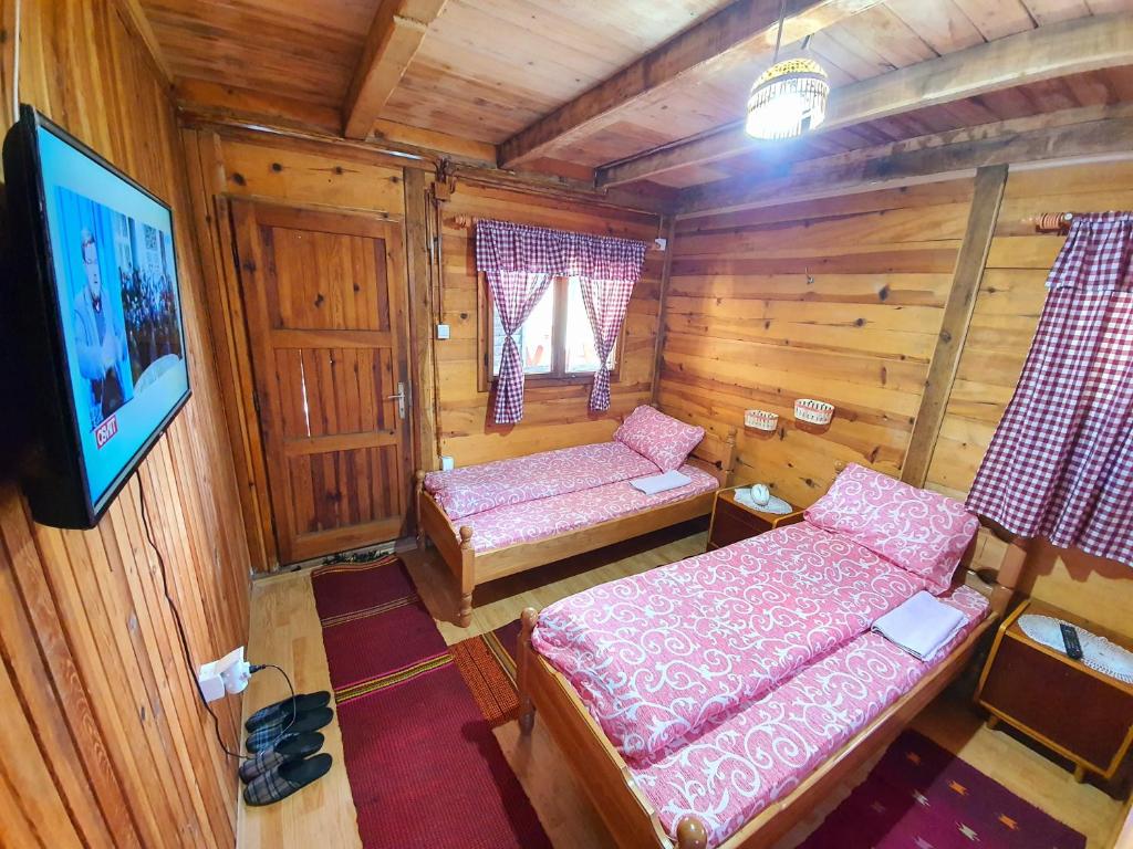 新瓦罗什Log cabin Uvac (Vikendica Saponjic)的相册照片