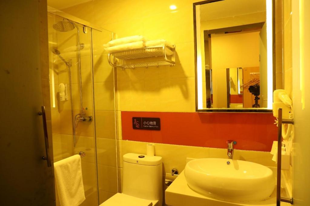 成都7天优品·成都杜甫草堂西南财大地铁站店的一间带卫生间、水槽和镜子的浴室