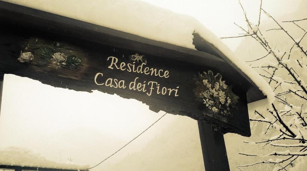 阿兰尼亚·瓦尔塞西娅Residence Casa dei Fiori的一间有雪的餐厅的标志