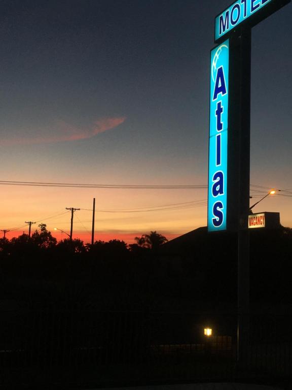达博阿特拉斯汽车旅馆的背景是日落的汽车旅馆标志