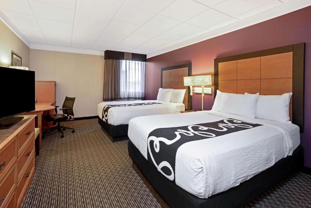 塔科马西雅图塔科马拉奎塔酒店及套房的酒店客房设有两张床和一台平面电视。