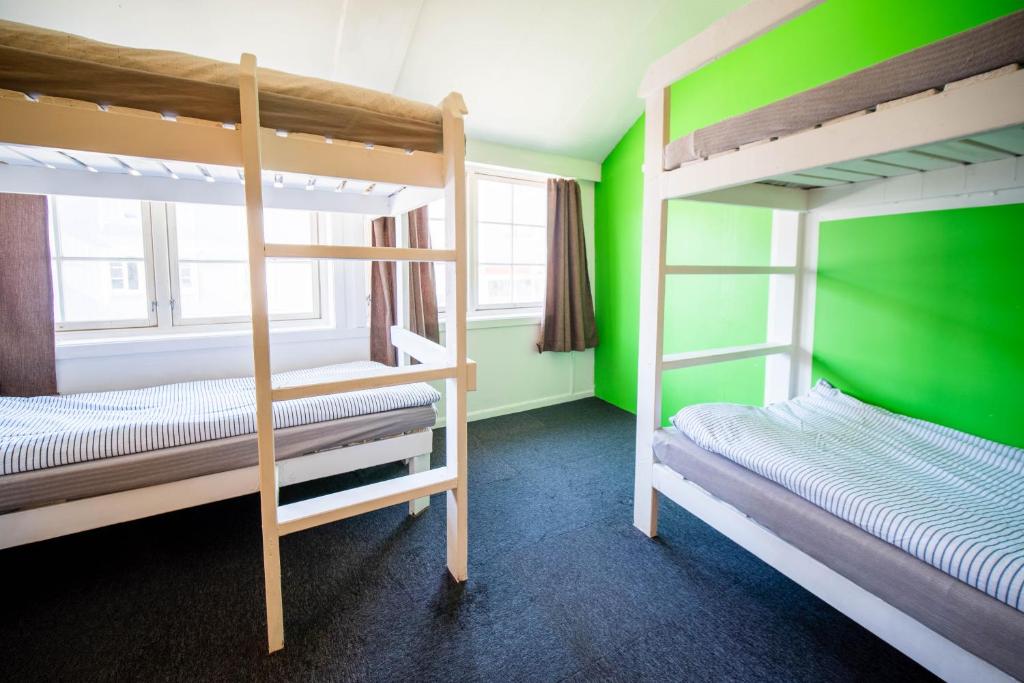 特罗姆瑟特罗姆瑟活动旅舍的带两张双层床的绿色墙壁客房