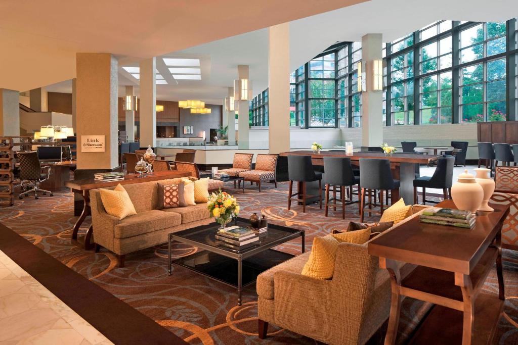 斯坦福德The Stamford Hotel的一个带沙发和桌子的大堂和一间酒吧