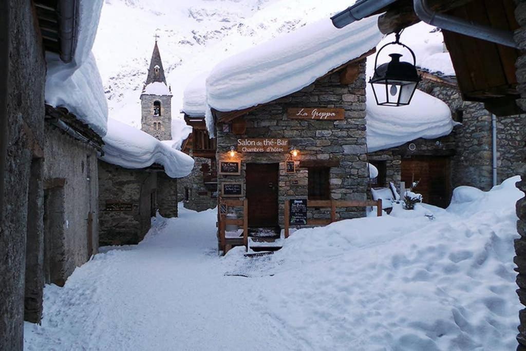 阿尔克河畔博讷瓦勒Chalet à la montagne 10 places 4 chambres的一座被雪覆盖的建筑,上面有灯和灯