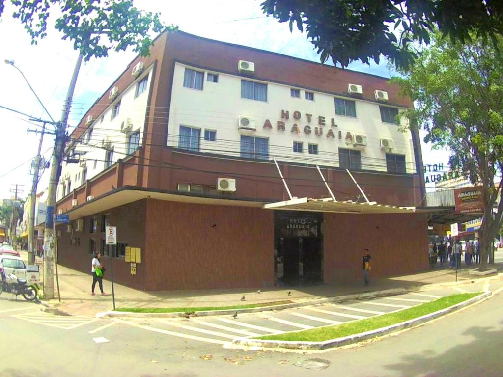 戈亚尼亚Hotel Araguaia Goiânia的街道拐角处的建筑物