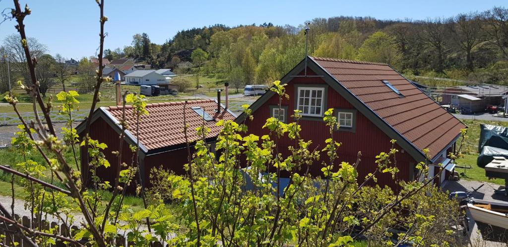 汉堡松德Hamburgö, Hasselbacken 2的红色屋顶的红色小房子