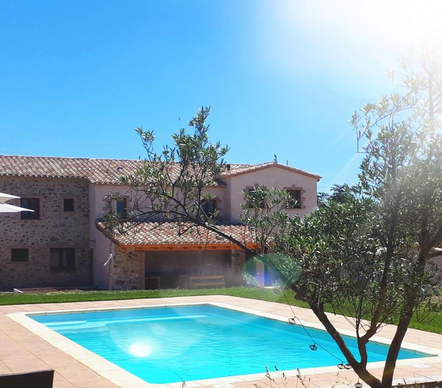 佩雷拉达La Masia de Montpedrós的别墅前设有游泳池