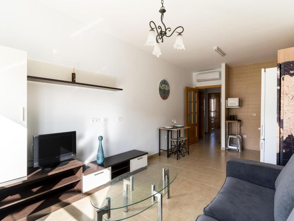 阿瓜杜尔塞Belvilla by OYO Apartment in Roquetas de Mar的客厅配有蓝色的沙发和电视