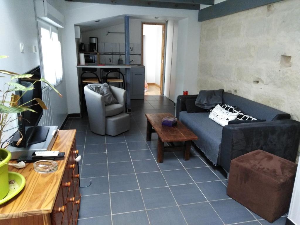 阿姆博斯格温多林公寓 的客厅配有沙发和桌子